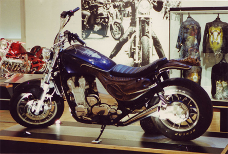 Alien in Gas Hall 01