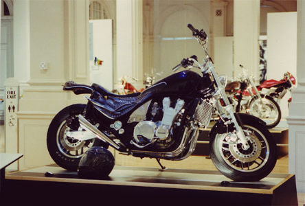 Alien-in-Gas-Hall-02